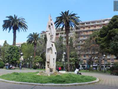 ...il parco si presenta ai visitatori con una scultura moderna del 1985 dedicata agli invalidi del lavoro
